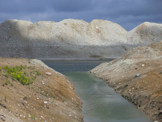 Maakond: Ida-Virumaa Veekogu nimi: Aidu karjääri väljavool Ojamaa jõkke Pildistamise aeg: 5. mai 2014 Pildistaja: H. Timm Pildistamise koht: teadmata Asimuut: