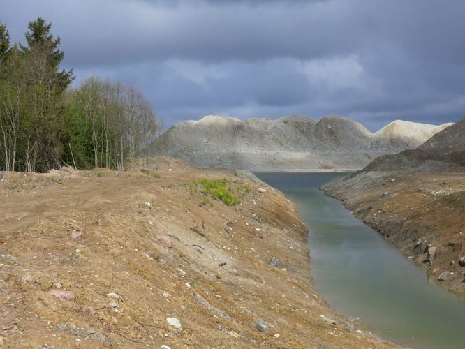 Maakond: Ida-Virumaa Veekogu nimi: Aidu karjääri väljavool Ojamaa jõkke Pildistamise aeg: 5. mai 2014 Pildistaja: H. Timm Pildistamise koht: teadmata Asimuut: