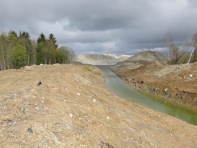 Maakond: Ida-Virumaa Veekogu nimi: Aidu karjääri väljavool Ojamaa jõkke Pildistamise aeg: 5. mai 2014 Pildistaja: H. Timm Pildistamise koht: teadmata Asimuut: