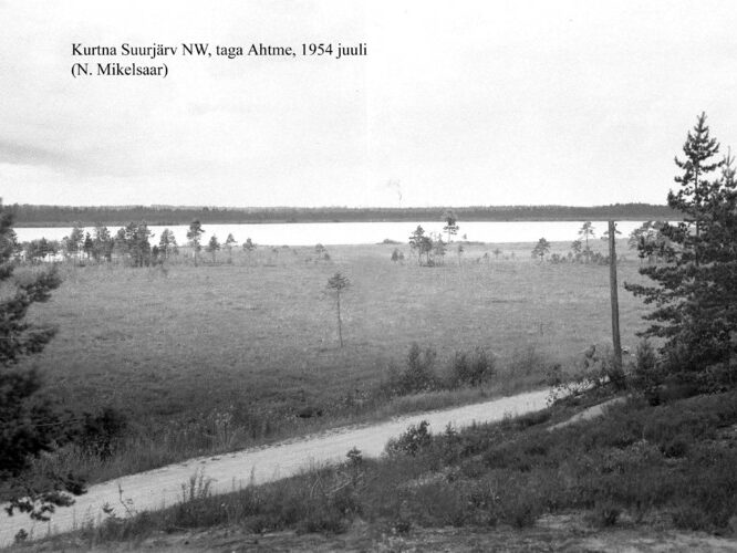 Maakond: Ida-Virumaa Veekogu nimi: Kurtna Suurjärv Pildistamise aeg: juuli 1954 Pildistaja: N. Mikelsaar Pildistamise koht: teelt NW, taga Ahtme Asimuut: