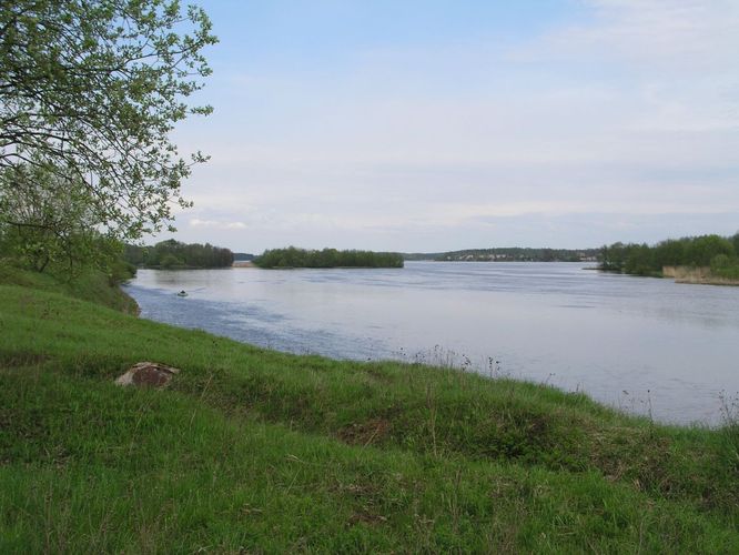 Maakond: Ida-Virumaa Veekogu nimi: Narva jõgi Pildistamise aeg: 21. mai 2003 Pildistaja: H. Timm Pildistamise koht: Gorodenka Asimuut: