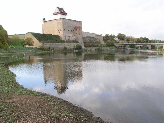 Maakond: Ida-Virumaa Veekogu nimi: Narva jõgi Pildistamise aeg: 6. oktoober 2006 Pildistaja: H. Timm Pildistamise koht: Narva Asimuut: