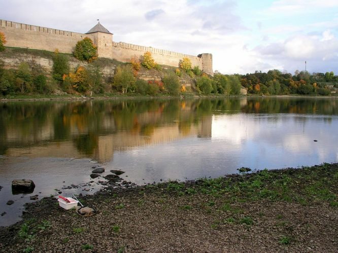 Maakond: Ida-Virumaa Veekogu nimi: Narva jõgi Pildistamise aeg: 6. oktoober 2006 Pildistaja: H. Timm Pildistamise koht: Narva Asimuut: