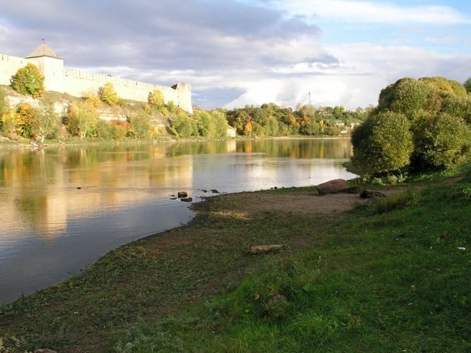 Maakond: Ida-Virumaa Veekogu nimi: Narva jõgi Pildistamise aeg: 6. oktoober 2006 Pildistaja: H. Timm Pildistamise koht: Narva Asimuut: