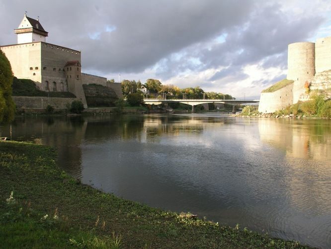 Maakond: Ida-Virumaa Veekogu nimi: Narva jõgi Pildistamise aeg: 6. oktoober 2006 Pildistaja: H. Timm Pildistamise koht: Narva Asimuut: