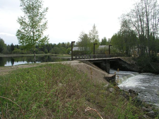 Maakond: Harjumaa Veekogu nimi: Valgejõgi Pildistamise aeg: 18. mai 2006 Pildistaja: H. Timm Pildistamise koht: Kotka paisjärv Asimuut: