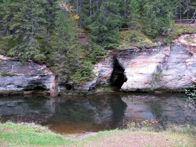 Maakond: Põlvamaa Veekogu nimi: Ahja jõgi Pildistamise aeg: 8. oktoober 2011 Pildistaja: H. Timm Pildistamise koht: Väike Taevaskoda Asimuut: