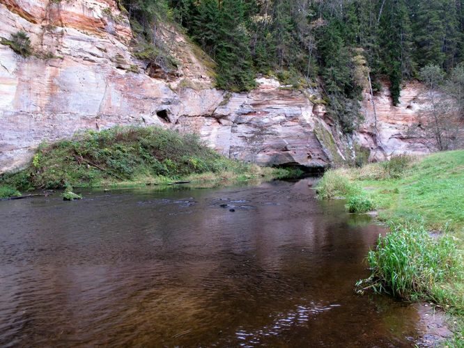 Maakond: Põlvamaa Veekogu nimi: Ahja jõgi Pildistamise aeg: 8. oktoober 2011 Pildistaja: H. Timm Pildistamise koht: Suur Taevaskoda Asimuut: