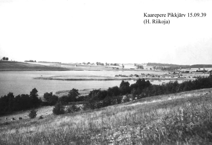 Maakond: Jõgevamaa Veekogu nimi: Kaarepere Pikkjärv Pildistamise aeg: 15. september 1939 Pildistaja: H. Riikoja Pildistamise koht: E kaldalt Asimuut: WNW