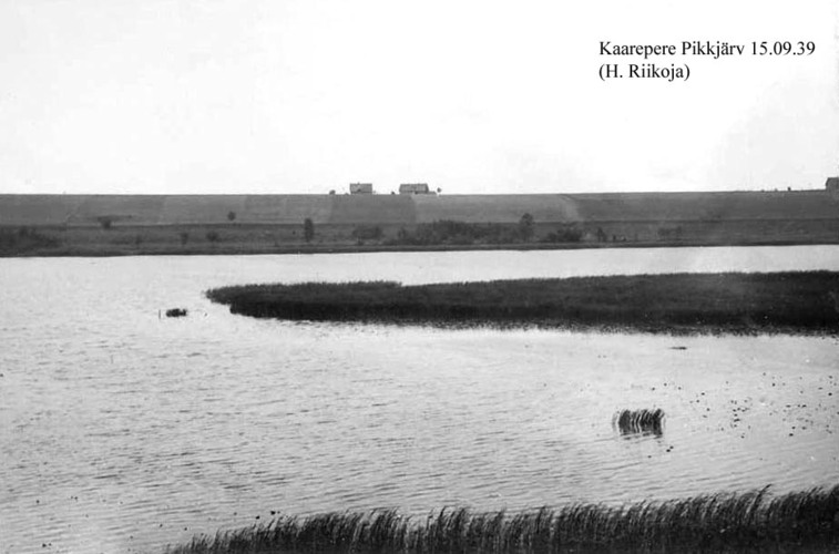 Maakond: Jõgevamaa Veekogu nimi: Kaarepere Pikkjärv Pildistamise aeg: 15. september 1939 Pildistaja: H. Riikoja Pildistamise koht: E kaldalt, lahesopp Asimuut: WSW