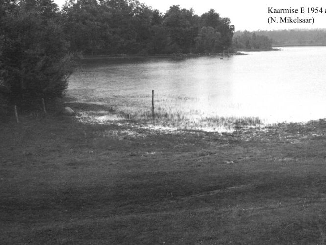 Maakond: Saaremaa Veekogu nimi: Kaarmise järv Pildistamise aeg: august 1954 Pildistaja: N. Mikelsaar Pildistamise koht: E kaldalt Asimuut: W