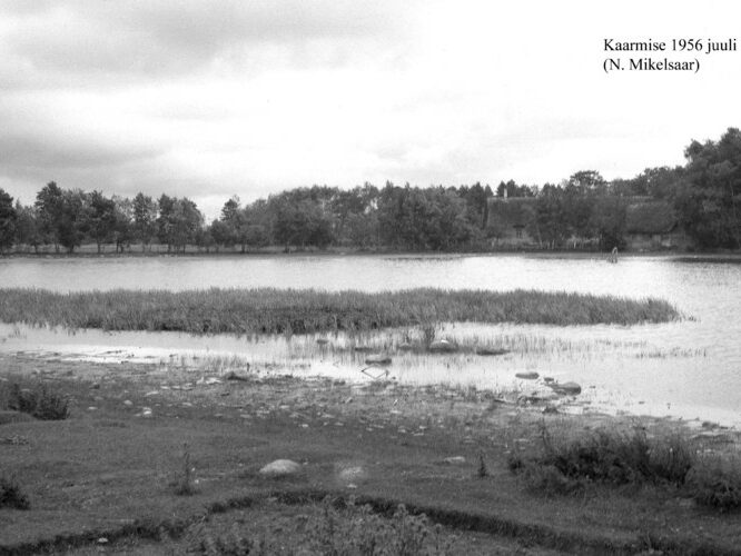 Maakond: Saaremaa Veekogu nimi: Kaarmise järv Pildistamise aeg: juuli 1956 Pildistaja: N. Mikelsaar Pildistamise koht: NE kaldalt Asimuut: SW