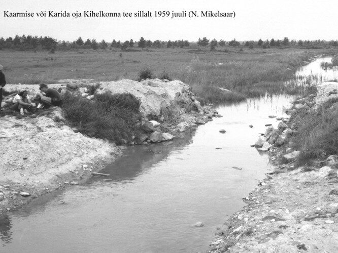 Maakond: Saaremaa Veekogu nimi: Kaarmise või Karida oja Pildistamise aeg: juuli 1959 Pildistaja: N. Mikelsaar Pildistamise koht: Kihelkonna tee sillalt Asimuut: