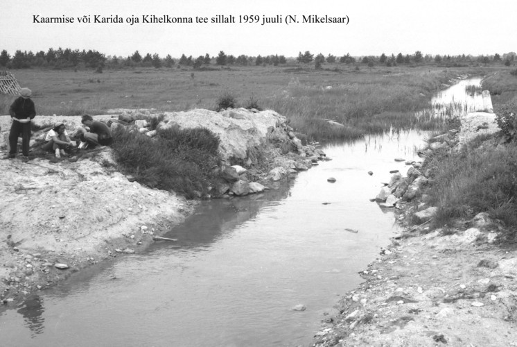 Maakond: Saaremaa Veekogu nimi: Kaarmise või Karida oja Pildistamise aeg: juuli 1959 Pildistaja: N. Mikelsaar Pildistamise koht: Kihelkonna tee sillalt Asimuut: