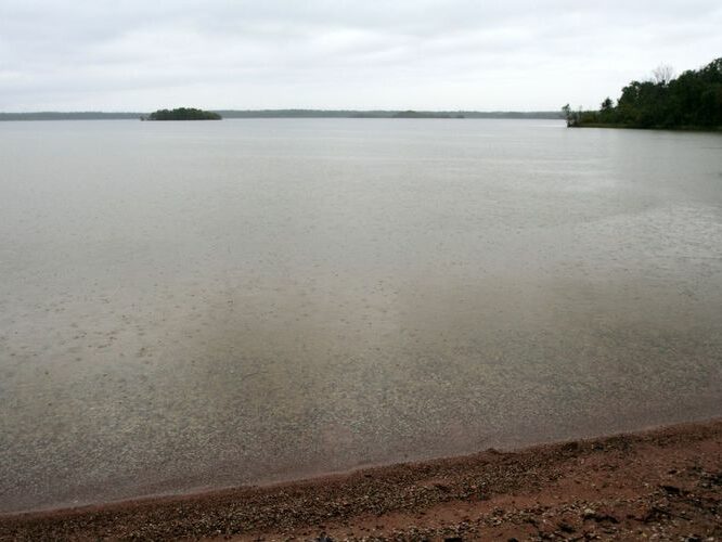 Maakond: Saaremaa Veekogu nimi: Karujärv Pildistamise aeg: 30. juuli 2007 Pildistaja: H. Timm Pildistamise koht: teadmata Asimuut: