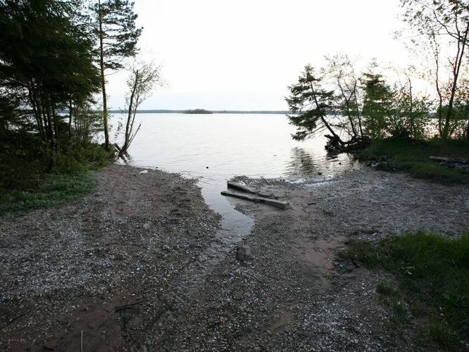 Maakond: Saaremaa Veekogu nimi: Karujärv Pildistamise aeg: 23. mai 2009 Pildistaja: H. Timm Pildistamise koht: teadmata Asimuut: