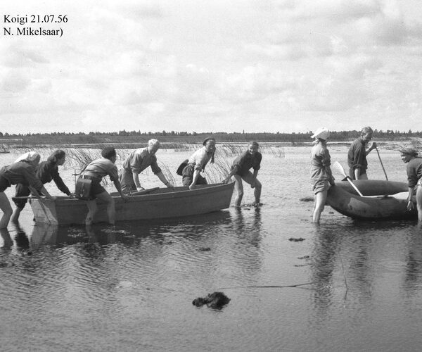 Maakond: Saaremaa Veekogu nimi: Koigi järv Pildistamise aeg: 21. juuli 1956 Pildistaja: N. Mikelsaar Pildistamise koht: rahvas paatidega Asimuut: