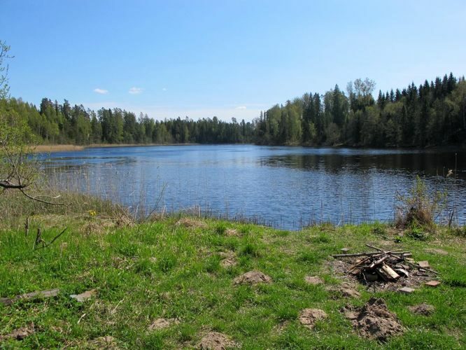 Maakond: Põlvamaa Veekogu nimi: Kooraste Pikkjärv Pildistamise aeg: 10. mai 2012 Pildistaja: H. Timm Pildistamise koht: teadmata Asimuut: