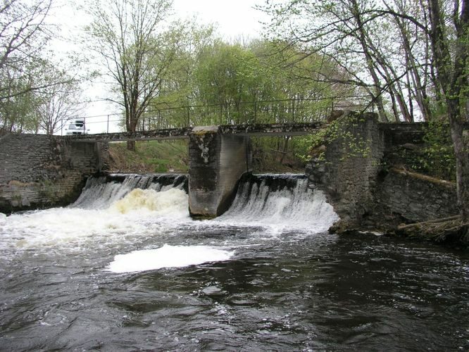 Maakond: Lääne-Virumaa Veekogu nimi: Kunda jõgi Pildistamise aeg: 18. mai 2006 Pildistaja: H. Timm Pildistamise koht: Linnuse Asimuut: