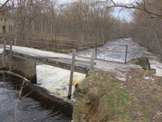 Maakond: Lääne-Virumaa Veekogu nimi: Kunda jõgi Pildistamise aeg: 2. mai 2010 Pildistaja: H. Timm Pildistamise koht: Linnuse Asimuut: