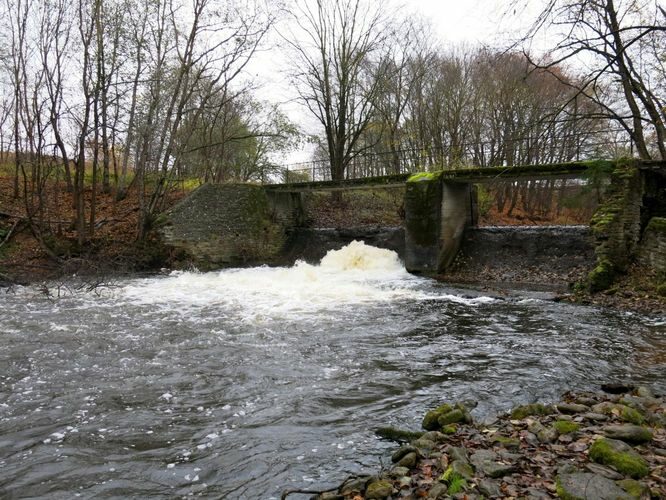 Maakond: Lääne-Virumaa Veekogu nimi: Kunda jõgi Pildistamise aeg: 18. oktoober 2013 Pildistaja: H. Timm Pildistamise koht: Linnuse Asimuut: