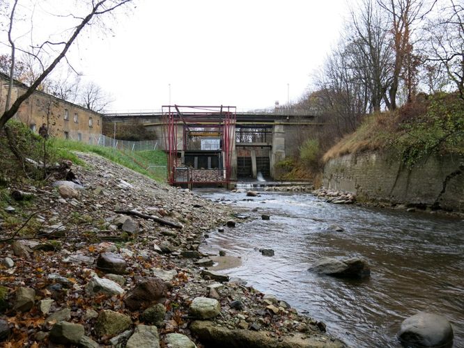 Maakond: Lääne-Virumaa Veekogu nimi: Kunda jõgi Pildistamise aeg: 18. oktoober 2013 Pildistaja: H. Timm Pildistamise koht: vana tehase paisu all Asimuut: