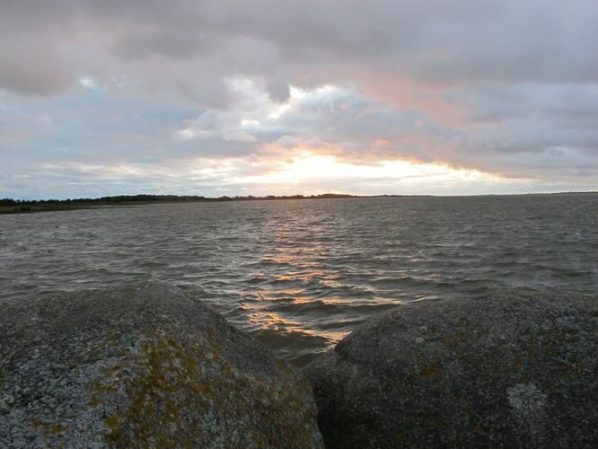 Maakond: Läänemaa Veekogu nimi: Läänemeri Pildistamise aeg: 16. september 2011 Pildistaja: H. Timm Pildistamise koht: Matsalu laht, Nääri kivid Asimuut: