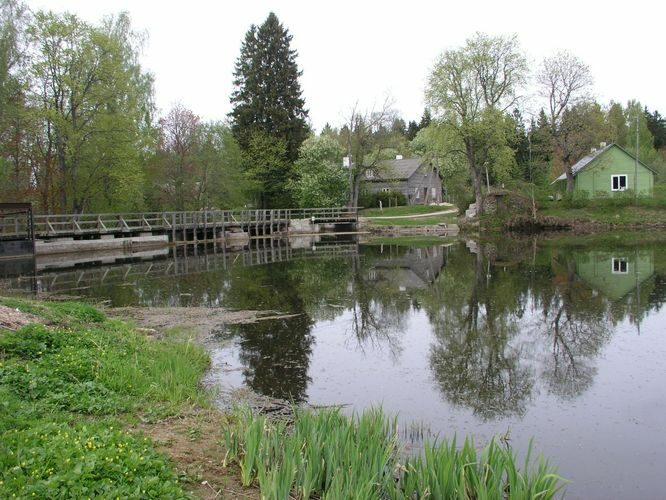 Maakond: Lääne-Virumaa Veekogu nimi: Loobu jõgi Pildistamise aeg: 18. mai 2006 Pildistaja: H. Timm Pildistamise koht: Joaveski paisjärv Asimuut