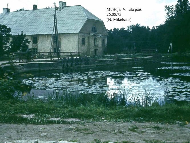 Maakond: Lääne-Virumaa Veekogu nimi: Mustoja Pildistamise aeg: 26. august 1975 Pildistaja: N. Mikelsaar Pildistamise koht: Vihula veskipais Asimuut: