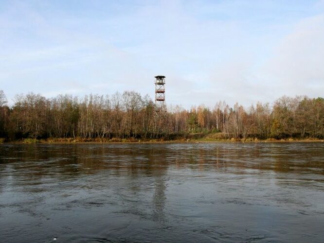 Maakond: Ida-Virumaa Veekogu nimi: Narva jõgi Pildistamise aeg: 25. oktoober 2007 Pildistaja: H. Timm Pildistamise koht: Permisküla torn Asimuut: