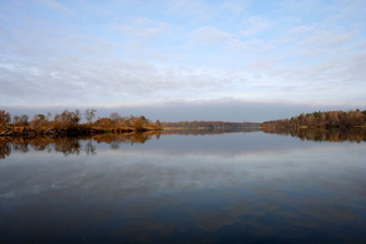 Maakond: Ida-Virumaa Veekogu nimi: Narva jõgi Pildistamise aeg: 25. oktoober 2007 Pildistaja: H. Timm Pildistamise koht: allpool Perevolokat Asimuut: