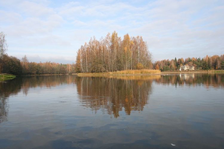 Maakond: Ida-Virumaa Veekogu nimi: Narva jõgi Pildistamise aeg: 25. oktoober 2007 Pildistaja: H. Timm Pildistamise koht: Permisküla saar vasakul, ees Vene poolsaar, kõrval Vene maja Asimuut: