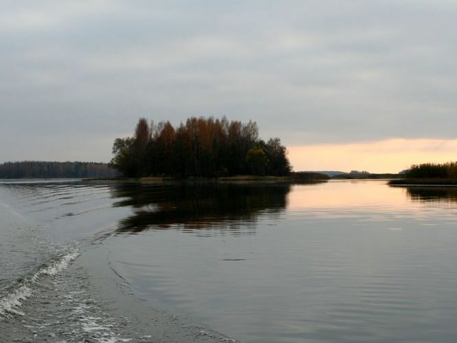 Maakond: Ida-Virumaa Veekogu nimi: Narva jõgi Pildistamise aeg: 25. oktoober 2007 Pildistaja: H. Timm Pildistamise koht: Boroni ja Mustajõe vahel Asimuut: