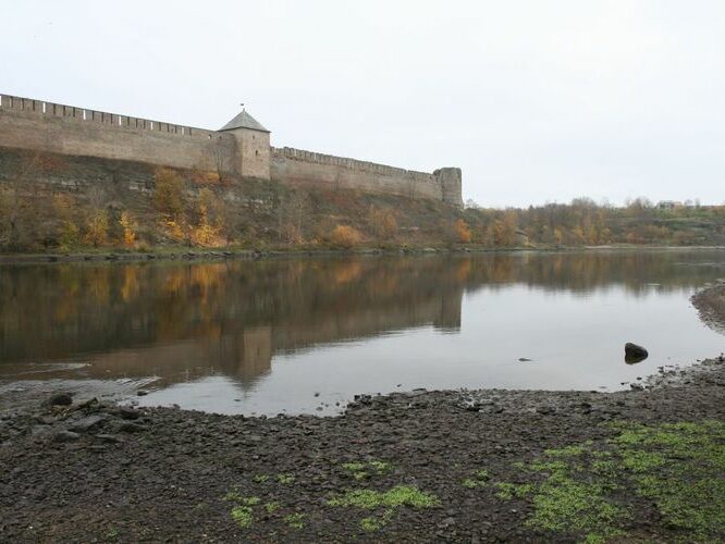 Maakond: Ida-Virumaa Veekogu nimi: Narva jõgi Pildistamise aeg: 26. oktoober 2007 Pildistaja: H. Timm Pildistamise koht: Narva Asimuut: