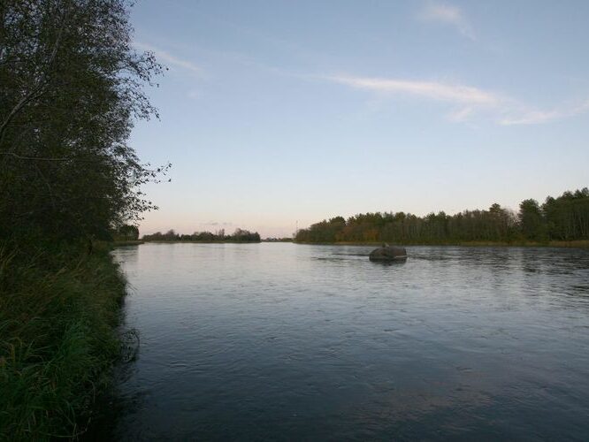 Maakond: Ida-Virumaa Veekogu nimi: Narva jõgi Pildistamise aeg: 16. oktoober 2008 Pildistaja: H. Timm Pildistamise koht: kivi Suursaarest W Asimuut: