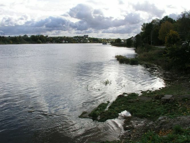 Maakond: Ida-Virumaa Veekogu nimi: Narva jõgi Pildistamise aeg: 7. oktoober 2009 Pildistaja: H. Timm Pildistamise koht: Rakvere tn. ots Asimuut: