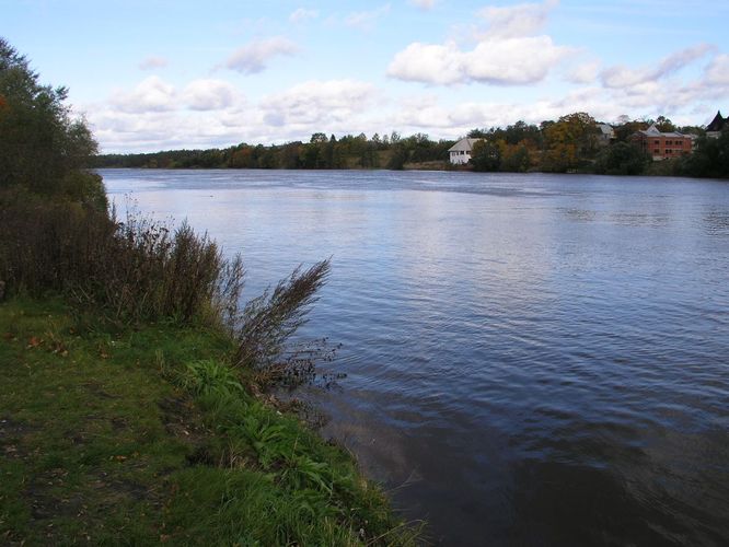 Maakond: Ida-Virumaa Veekogu nimi: Narva jõgi Pildistamise aeg: 7. oktoober 2009 Pildistaja: H. Timm Pildistamise koht: Rakvere tn. otsast Asimuut: