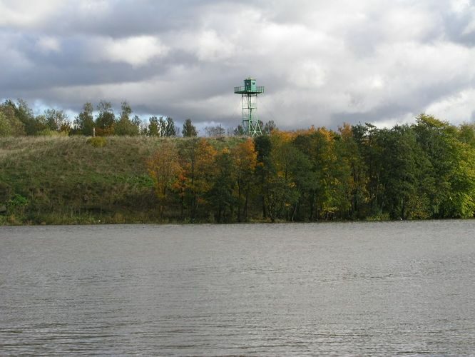 Maakond: Ida-Virumaa Veekogu nimi: Narva jõgi Pildistamise aeg: 7. oktoober 2009 Pildistaja: H. Timm Pildistamise koht: Rakvere tn. otsast Asimuut: