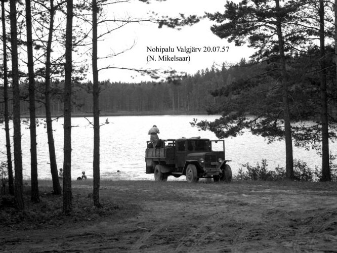 Maakond: Põlvamaa Veekogu nimi: Nohipalo Valgõjärv Pildistamise aeg: 20. juuli 1957 Pildistaja: N. Mikelsaar Pildistamise koht: NE kaldalt Asimuut: SSW