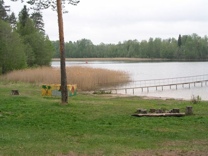 Maakond: Ida-Virumaa Veekogu nimi: Nõmmejärv Pildistamise aeg: 22. mai 2006 Pildistaja: H. Timm Pildistamise koht: teadmata Asimuut: