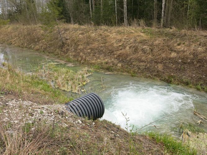 Maakond: Ida-Virumaa Veekogu nimi: Ojamaa settehoidla väljavool Pildistamise aeg: 5. mai 2014 Pildistaja: H. Timm Pildistamise koht: teadmata Asimuut: