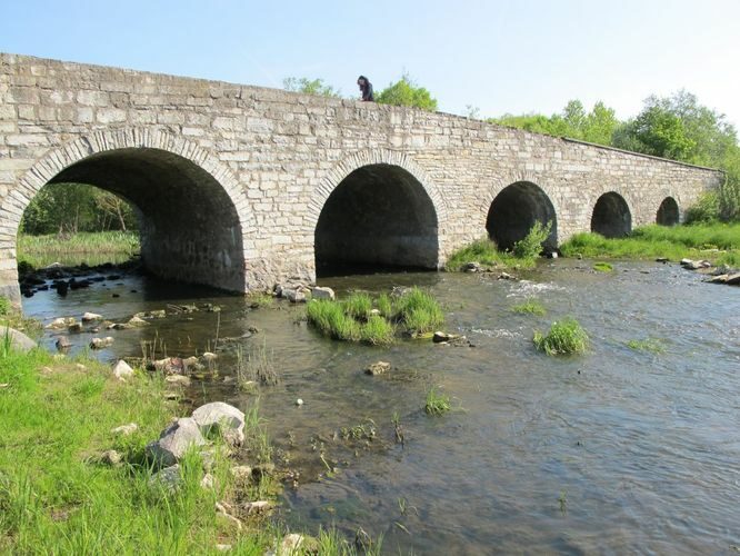 Maakond: Saaremaa Veekogu nimi: Põduste jõgi Pildistamise aeg: 22. mai 2011 Pildistaja: H. Timm Pildistamise koht: Kuressaare vana sild Asimuut: