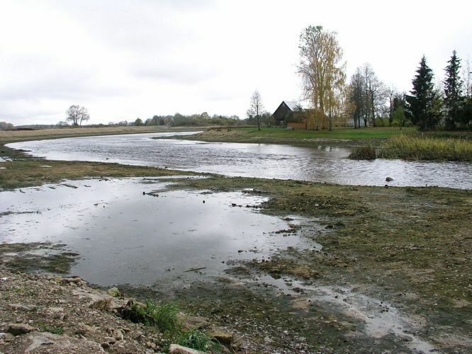 Maakond: Jõgevamaa Veekogu nimi: Põltsamaa jõgi Pildistamise aeg: 16. oktoober 2007 Pildistaja: H. Timm Pildistamise koht: enne Väike-Kamari paisjärve Asimuut: