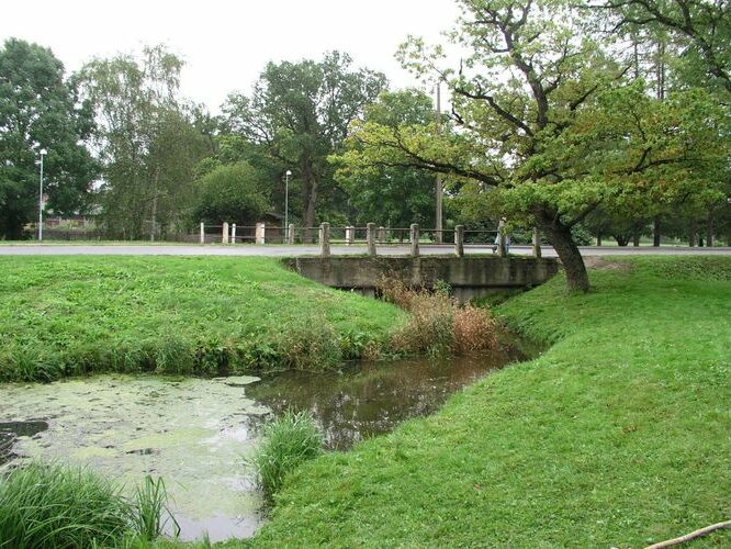 Maakond: Lääne-Virumaa Veekogu nimi: Soolika oja Pildistamise aeg: 6. september 2006 Pildistaja: H. Timm Pildistamise koht: Rakvere Asimuut: