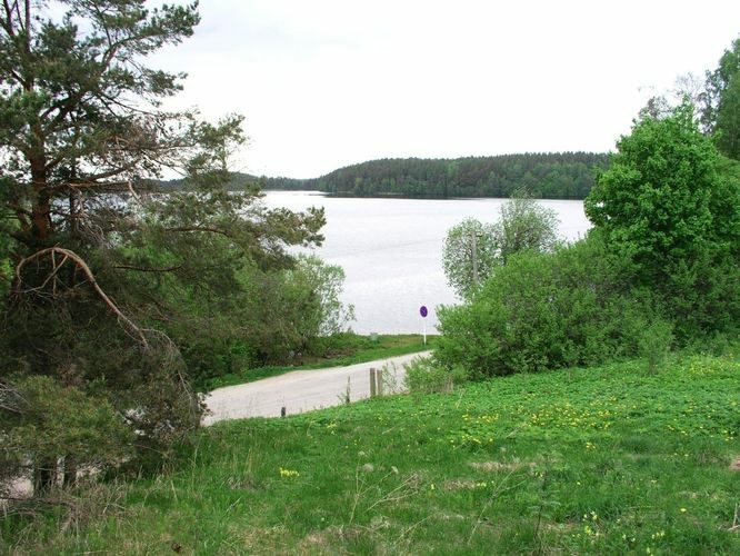 Maakond: Ida-Virumaa Veekogu nimi: Uljaste järv Pildistamise aeg: 30. mai 2005 Pildistaja: H. Timm Pildistamise koht: teadmata Asimuut: