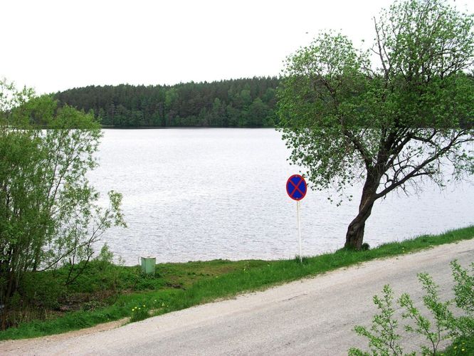 Maakond: Ida-Virumaa Veekogu nimi: Uljaste järv Pildistamise aeg: 30. mai 2005 Pildistaja: H. Timm Pildistamise koht: teadmata Asimuut: