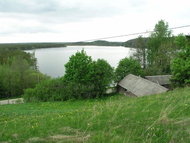 Maakond: Ida-Virumaa Veekogu nimi: Uljaste järv Pildistamise aeg: 30. mai 2005 Pildistaja: H. Timm Pildistamise koht: teadmata Asimuut: