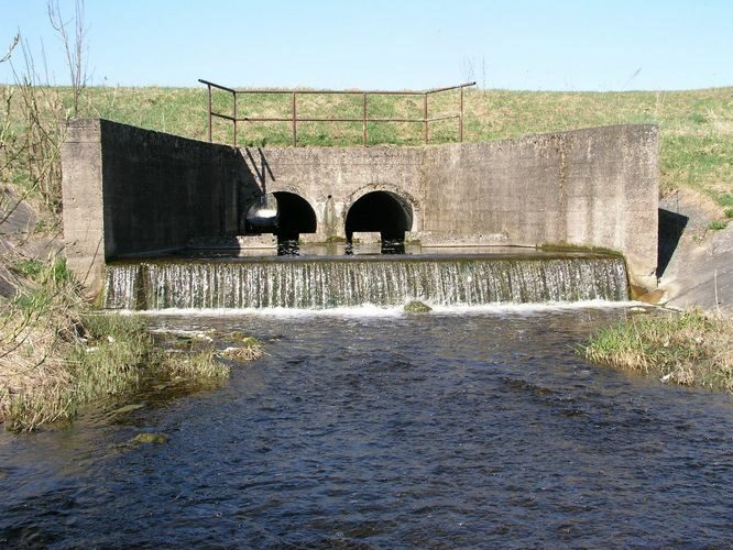 Maakond: Jõgevamaa Veekogu nimi: Võisiku peakraav Pildistamise aeg: 30. juuli 2009 Pildistaja: H. Timm Pildistamise koht: Võisiku paisjärv Asimuut: