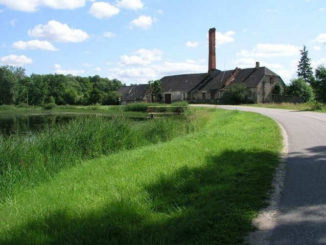 Maakond: Jõgevamaa Veekogu nimi: Võisiku peakraav Pildistamise aeg: 30. juuli 2009 Pildistaja: H. Timm Pildistamise koht: Võisiku paisjärv Asimuut: