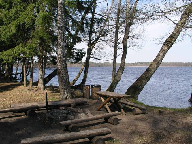 Maakond: Valgamaa Veekogu nimi: Aheru järv Pildistamise aeg: 3. mai 2004 Pildistaja: H. Timm Pildistamise koht: Oore Asimuut: